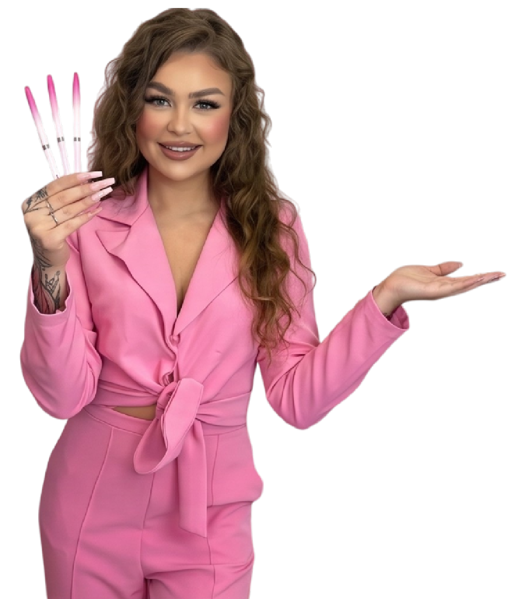 Aleksandra Sadoch wskazująca na ofertę szkoleń